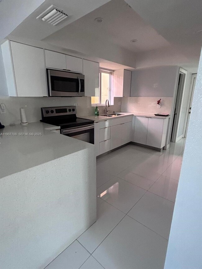 Building Photo - 10934 SW 146th Ave