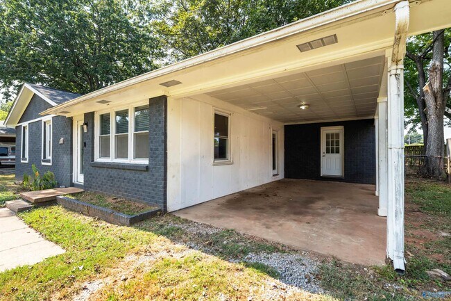Building Photo - 805 W Arbor Dr NW