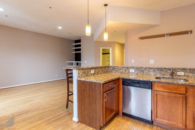 Building Photo - Spacious Two Bedroom Off 14th St. Corridor!