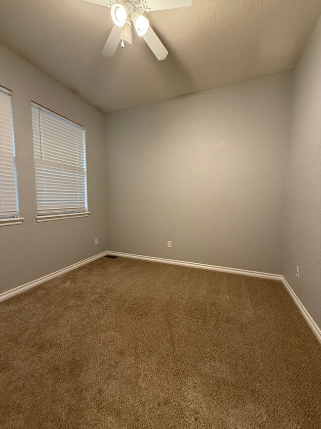 Building Photo - Bright and Modern 3-Bed, 2.5-Bath Townhous...