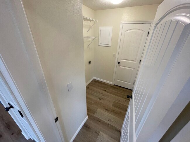 Laundry Room - 3812 E Rock Creek Rd