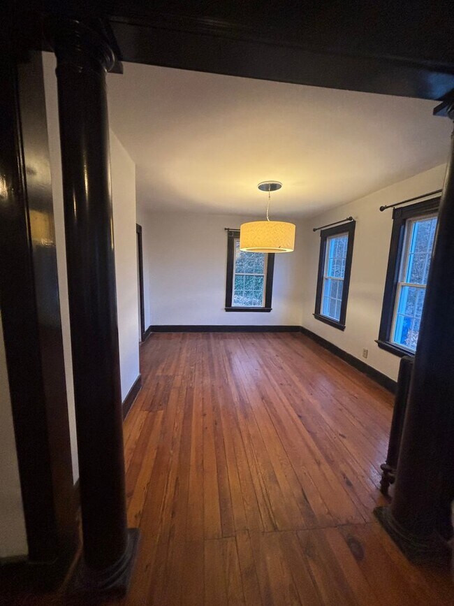 Building Photo - 318 Front St