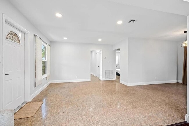 Building Photo - 530 NE 46th St