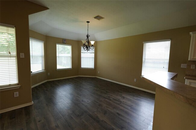Building Photo - 2714 Cliffdale St