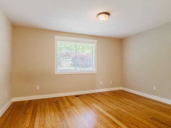 Building Photo - 3 Bed - 1.5 Bath Home in Des Moines WA
