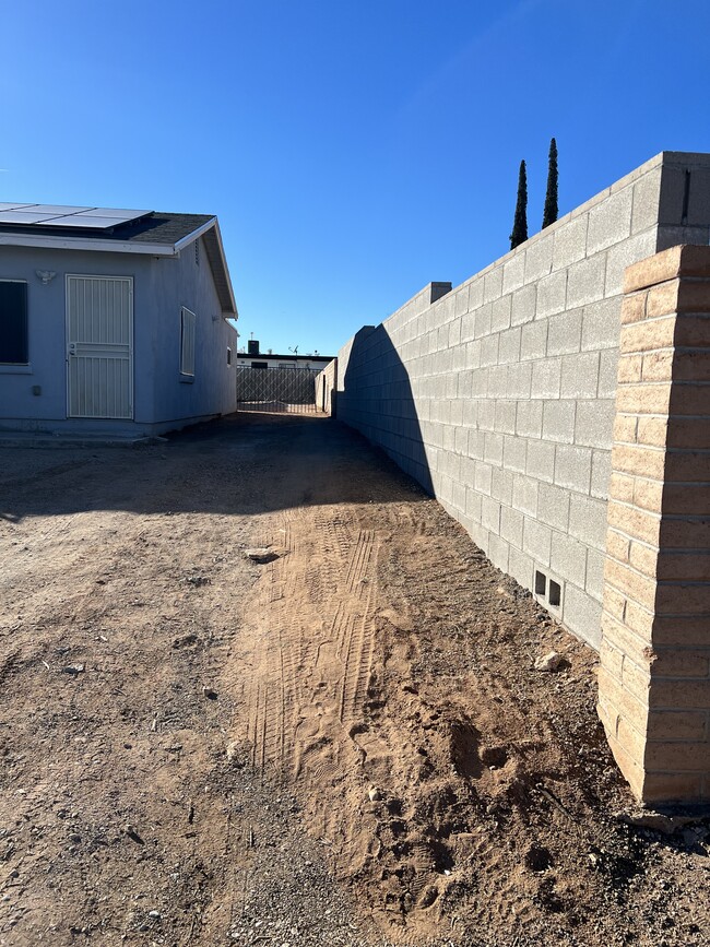 Building Photo - 1155 N Bryant Ave