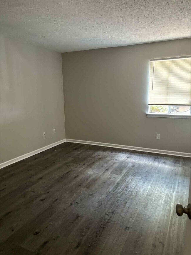 Building Photo - 405 Skyview Dr