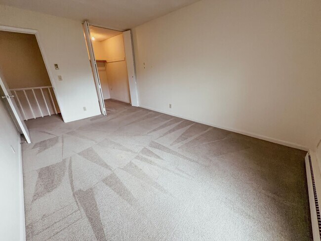 Building Photo - 2BD/1.5BA Beautiful Townhome - Right Near Oakledge Park!