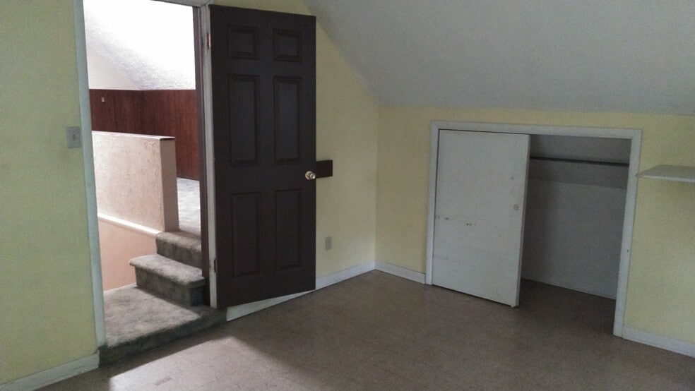dressing room - 1537 Linden St