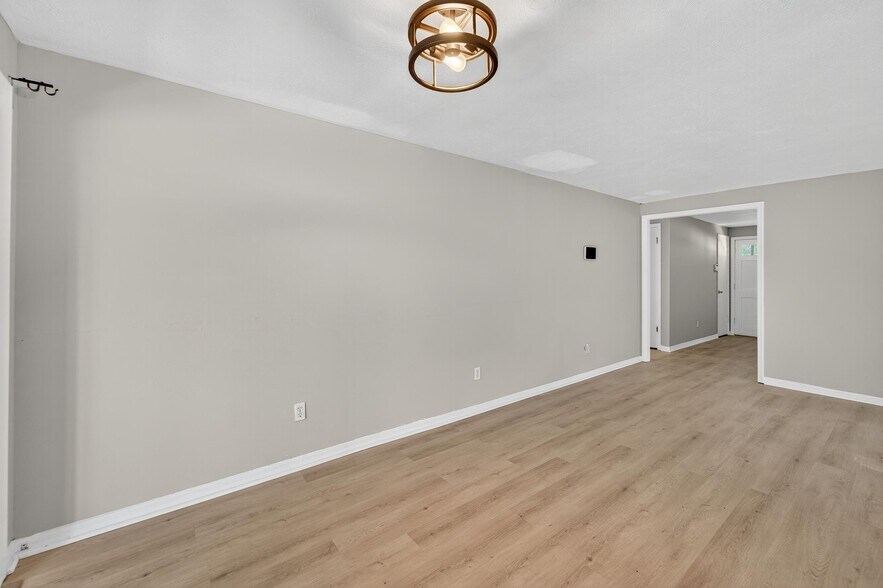 Building Photo - 1712 Village Ct