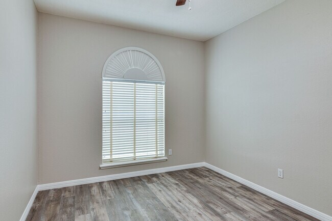 Building Photo - 6718 Valley Branch Dr