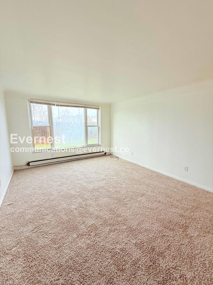 Building Photo - 15601 Schoolcraft Rd