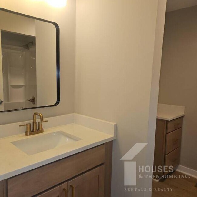 Building Photo - 511 Hampton Ave