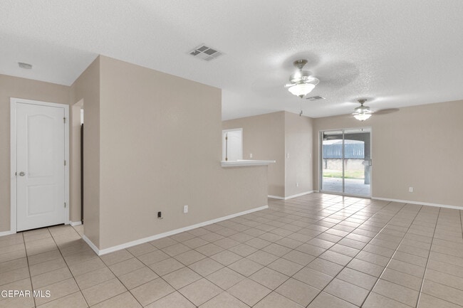 Building Photo - 12163 Tower View Dr