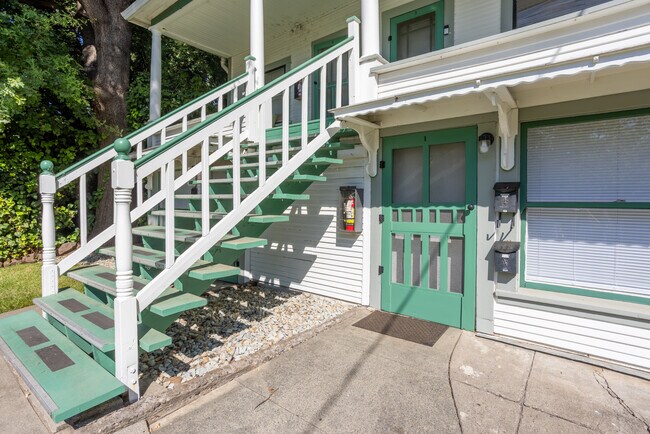 Building Photo - 812 W 1st St