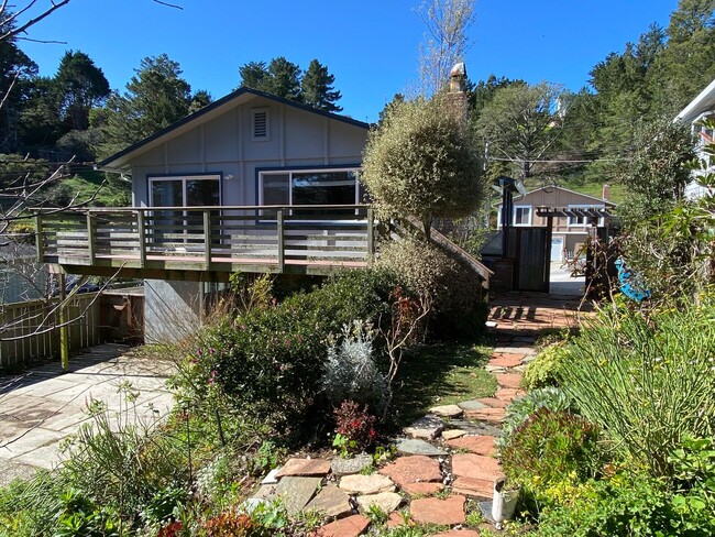 Building Photo - Nestled in Sun Valley Linda Mar 3/2 Home f...