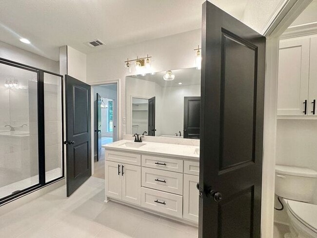 Building Photo - Available Now! Luxurious 3 Bedroom 2 Bath ...