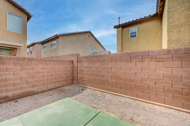 Building Photo - Beautiful 3 bedroom/2.5 baths located acro...