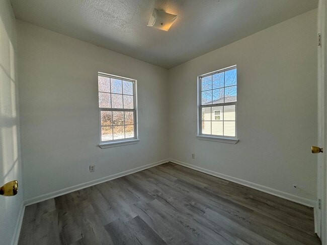 Building Photo - 921 N Fulbright Ave