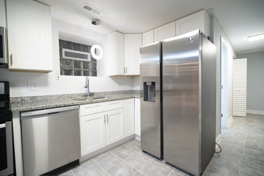 Building Photo - 7522 S Langley Ave