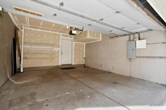 Building Photo - Charming 2BR Townhome in Chicago