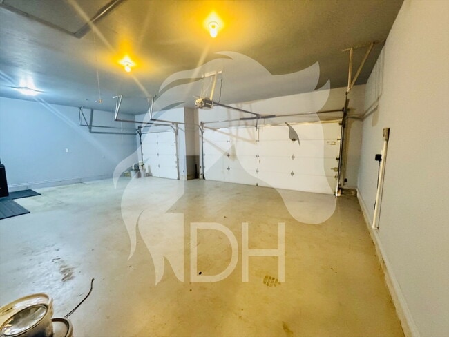 Building Photo - 924 N Creek Dr