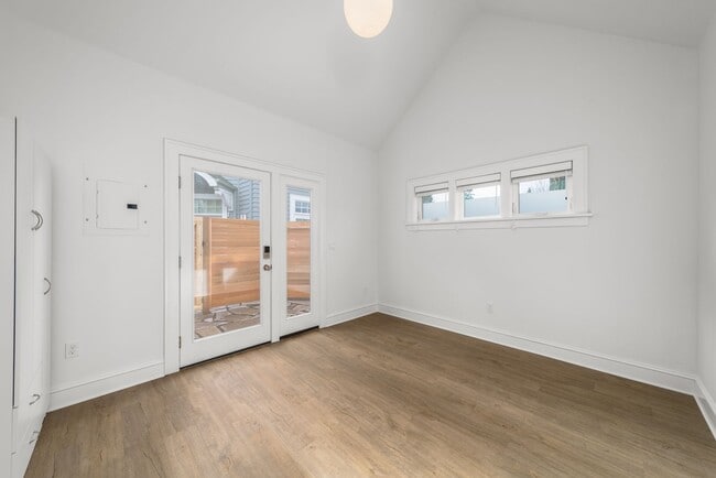 Building Photo - Knott House