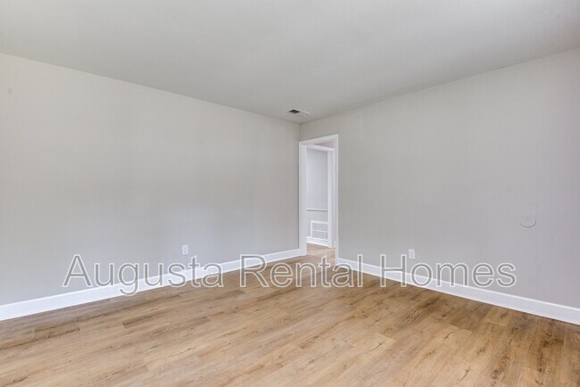 Building Photo - 3416 Kensington Dr N