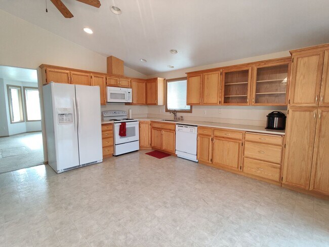 Building Photo - West Pasco Location close to Rd 100 interc...