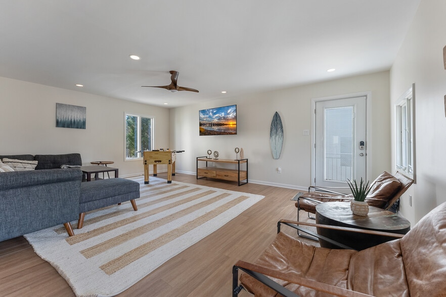 Building Photo - 7600 Bayshore Dr