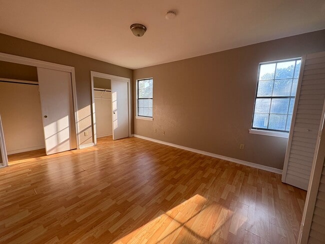 Building Photo - Huge 2 bedroom/2.5 bathroom Townhouse with...