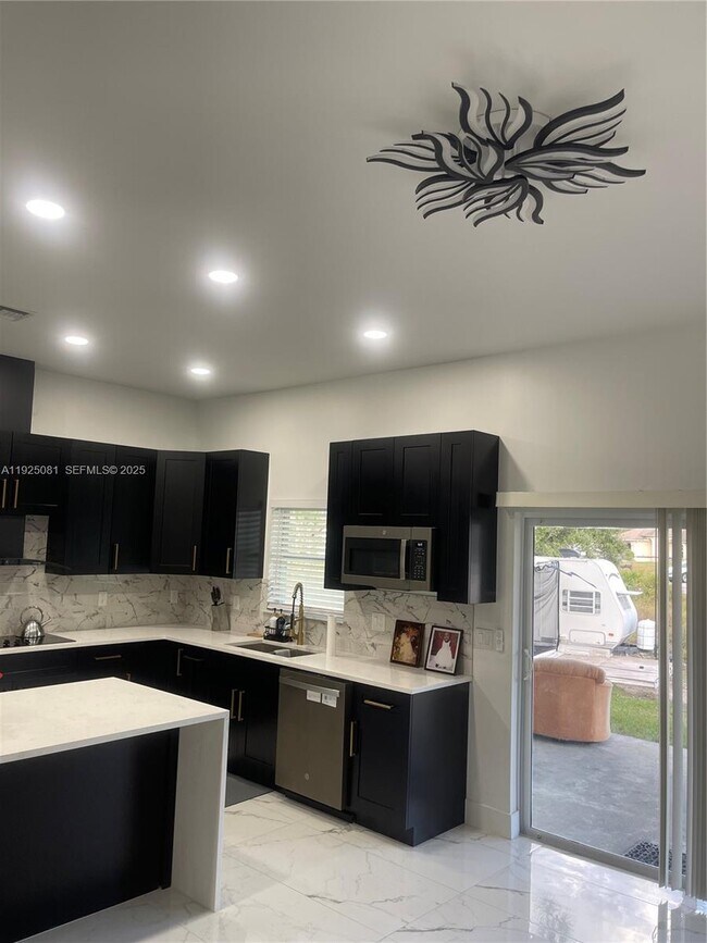 Building Photo - 321 Briggs