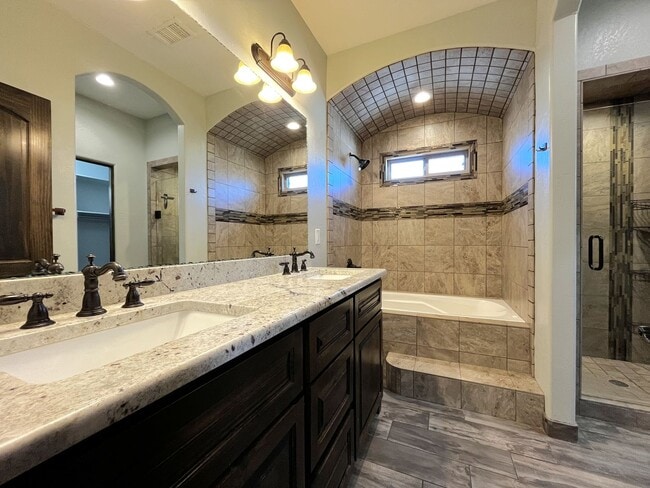 Building Photo - Lovely 3 Bedroom 2 Bathroom Home In NE ABQ!