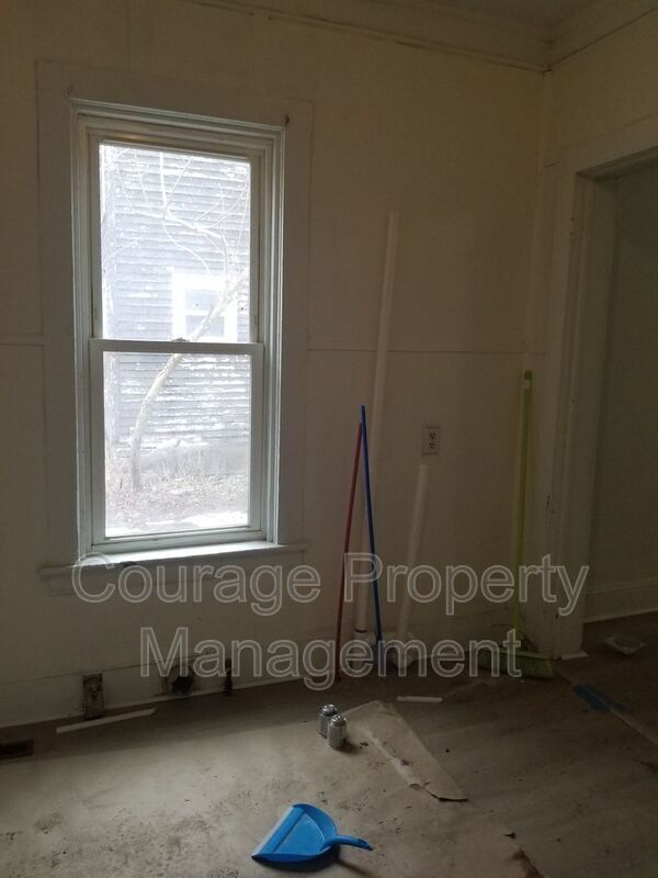 Building Photo - 514 W 1st St