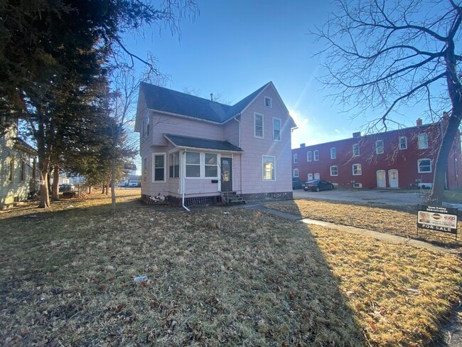 Primary Photo - 1443 W 15th St