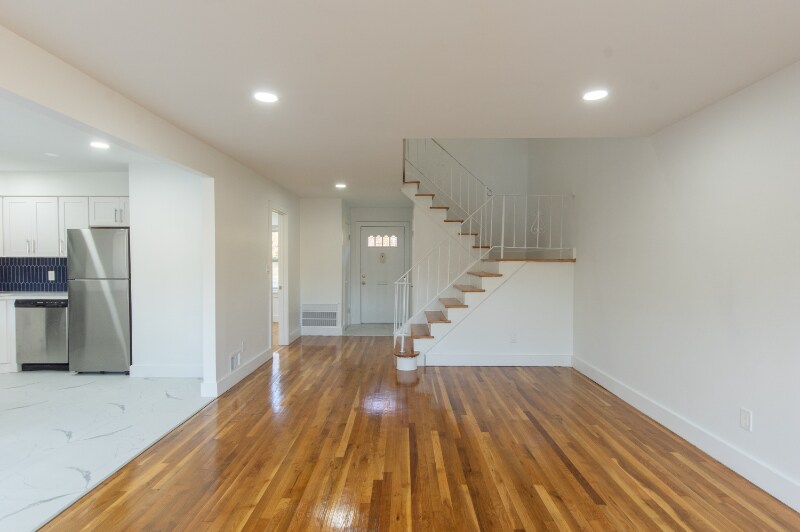 Building Photo - 505 Adams Ln