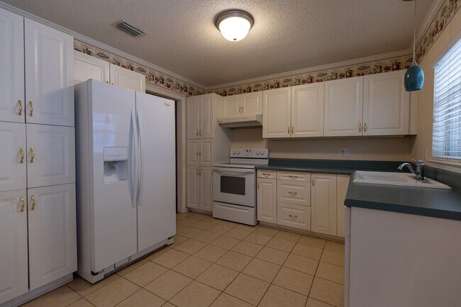 Building Photo - ONE FREE MONTH ON 13 MONTH LEASE!Charming ...