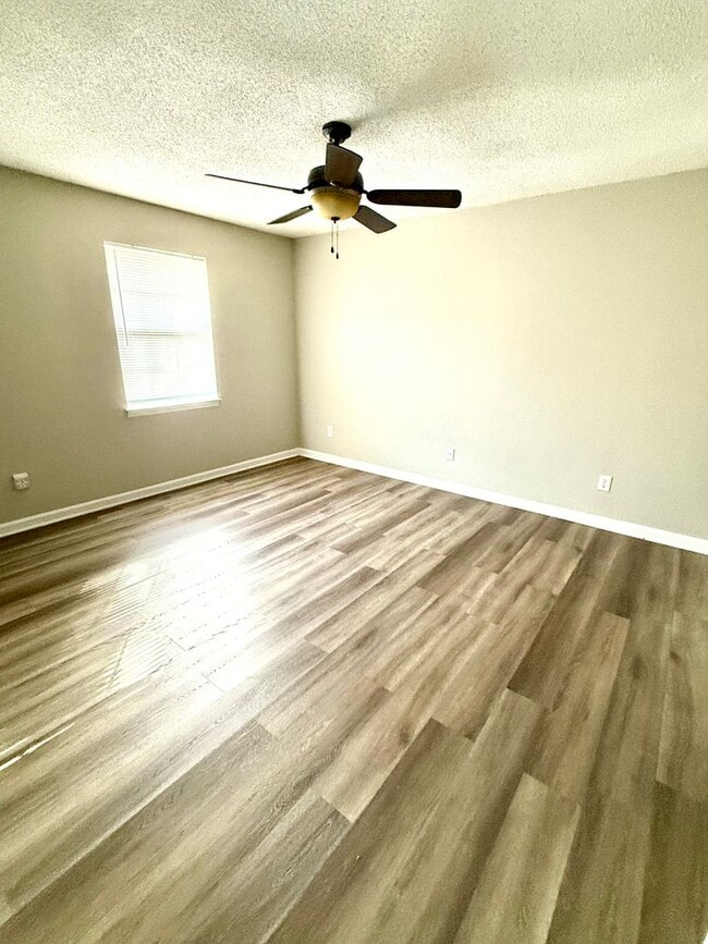 Building Photo - Spacious corner lot with a private backyard- Available 4/10!!