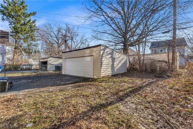 Building Photo - 915 Helmsdale Rd