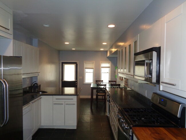 Building Photo - 2727 Hudson St