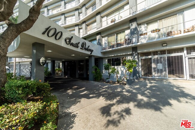 Building Photo - 100 S Doheny Dr