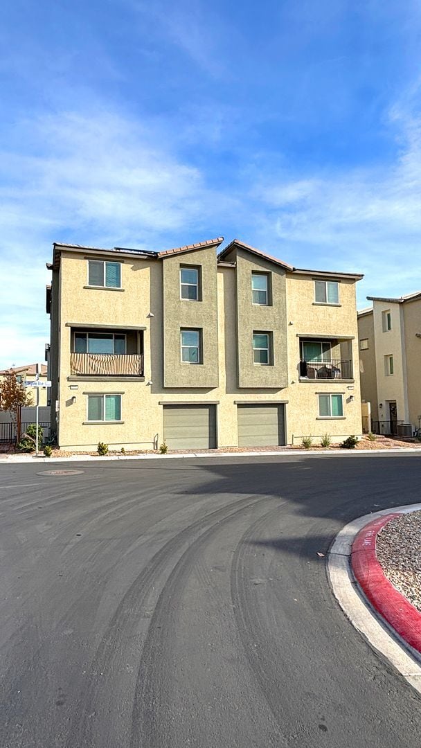 Building Photo - Wonderful 3 Bedroom townhouse with a 1 car garage - 3 levels located in North Las Vegas
