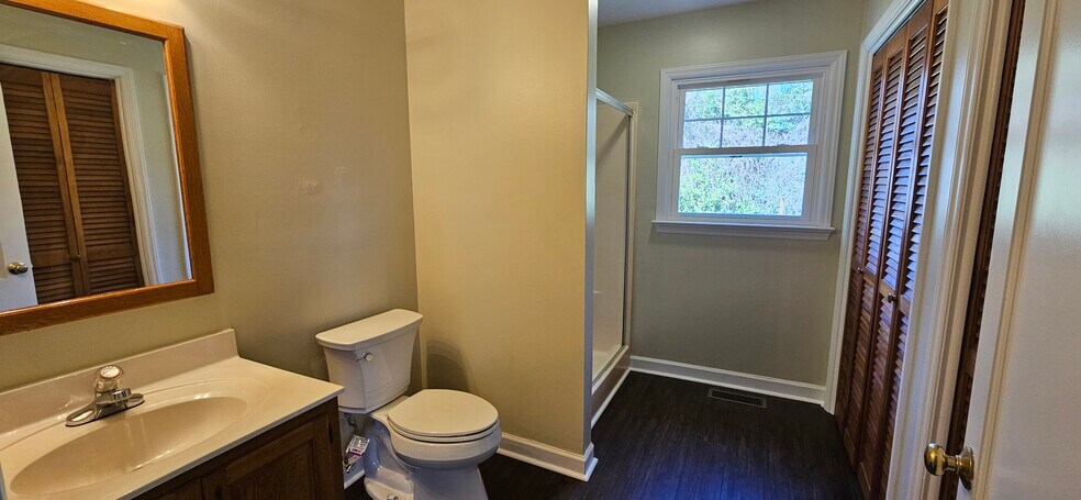 Master bath with 2 closets - 2818 Masonic Dr