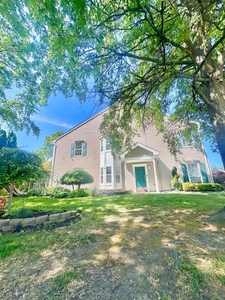 Primary Photo - 9 Sawgrass Ct