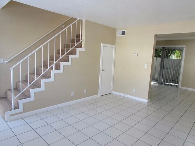 Building Photo - 2 Bed, 1 Bath Townhome
