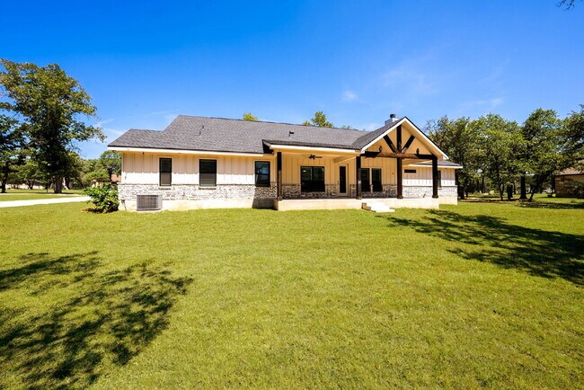 Building Photo - Where Southern Charm Meets Everyday Comfort