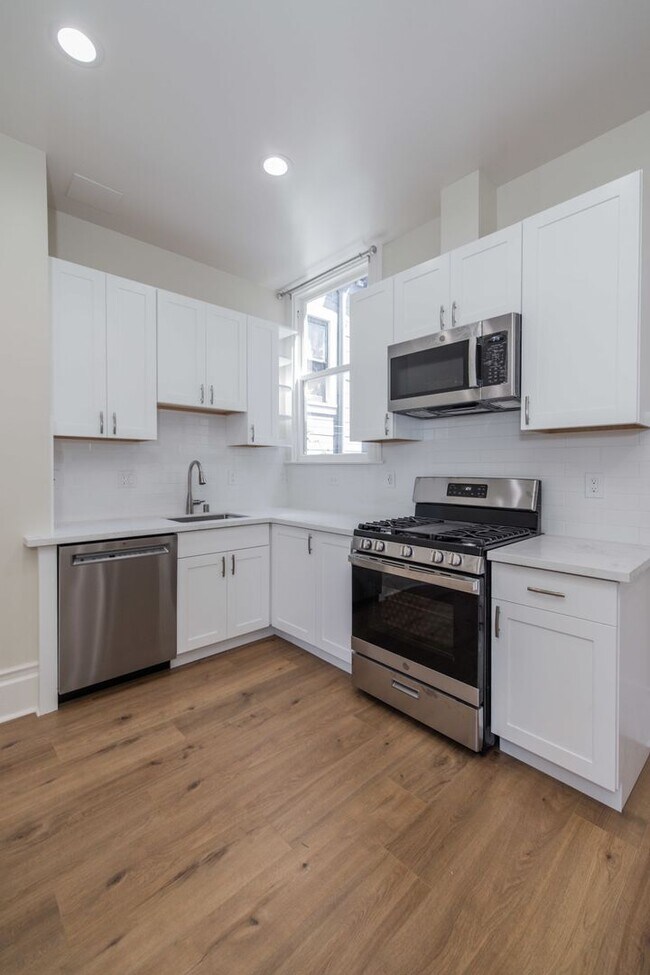 Building Photo - Fully Remodeled, Top Floor 3/2 Full Floor Flat W/ Bonus Room! In-Unit W/D!