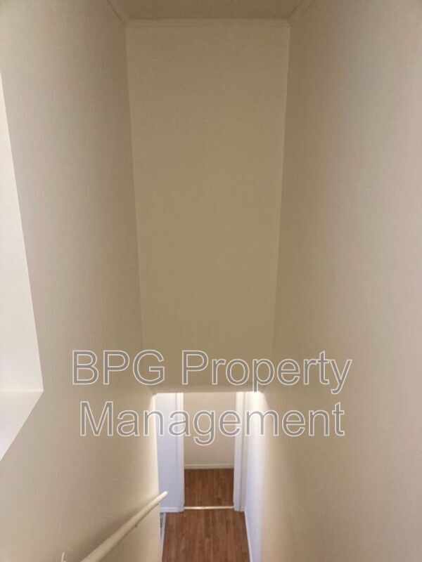 Building Photo - 123 Circle Dr