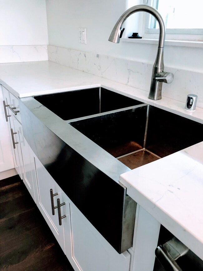 Building Photo - 2154 Fargo St