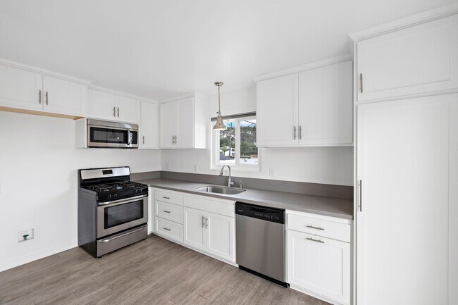 Building Photo - 219 Avenida Santa Barbara